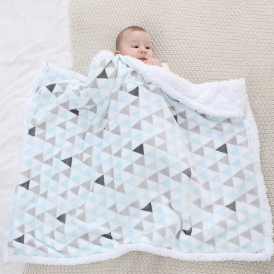 Couverture bébé bleu au chaud
