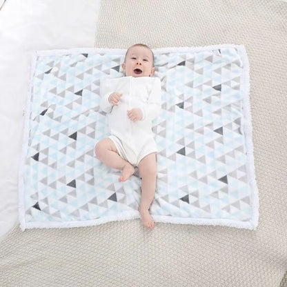 Couverture bébé bleu sur couverture