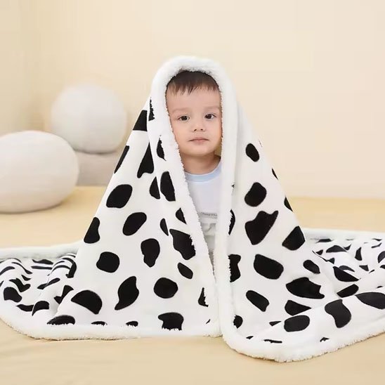 Couverture bebe flanelle tache vache capuche