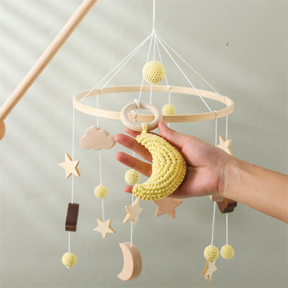 mobile bébé pour lit banane main