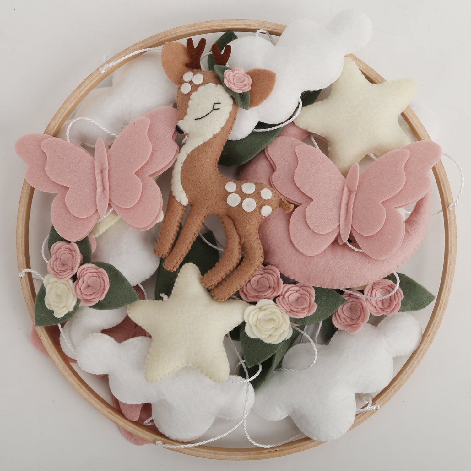 mobile bébé pour lit biche plat