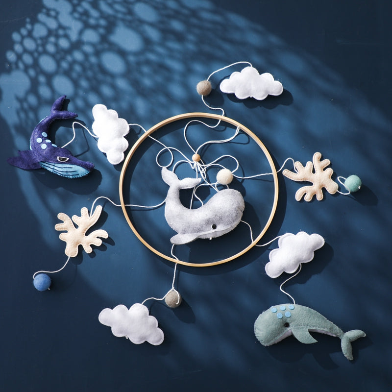 mobile bébé rêve aquatique baleine repos