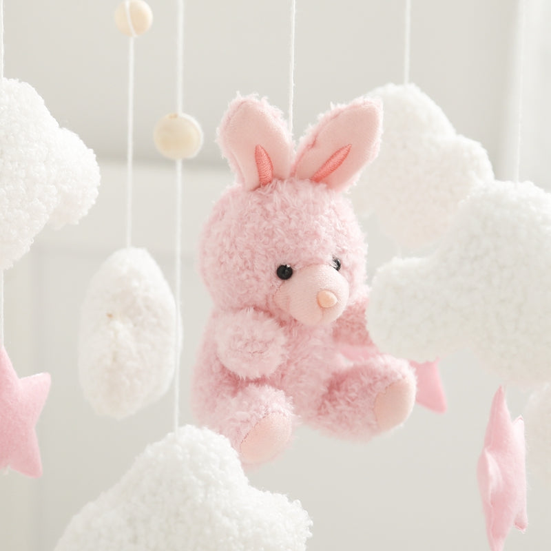 mobile pour bébé lapin rose gros plan