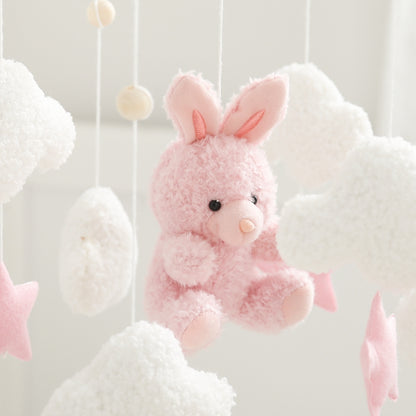 mobile pour bébé lapin rose gros plan
