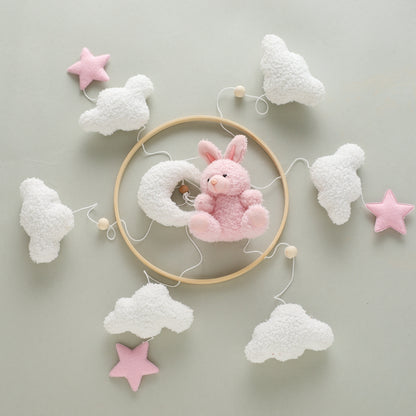 mobile pour bébé lapin rose posé