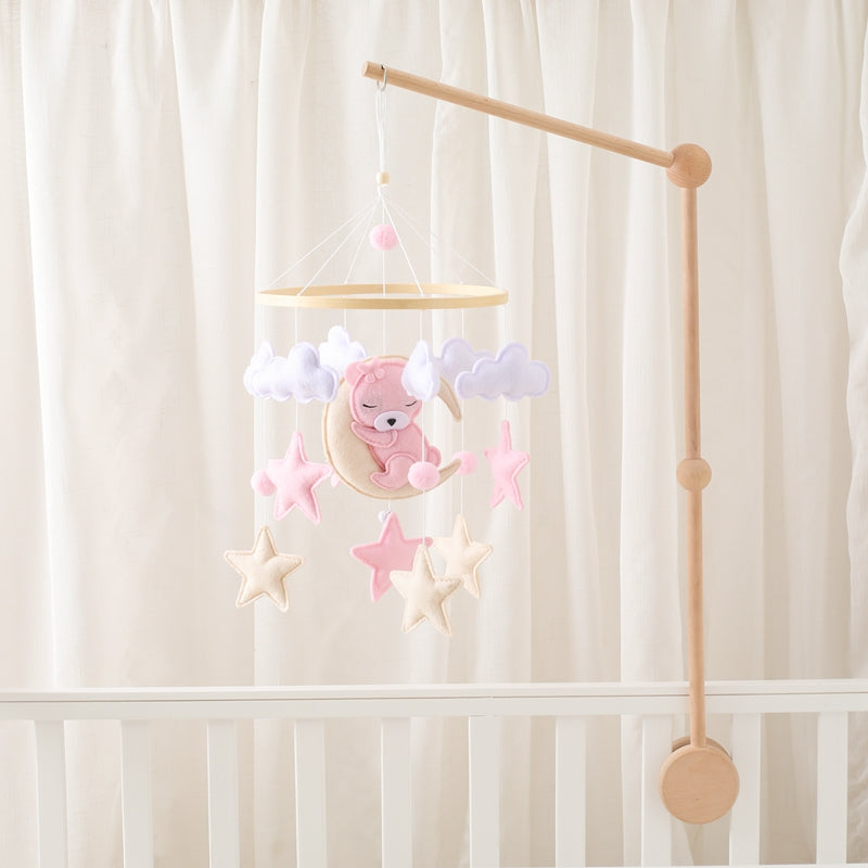 mobile pour lit bébé devant rideau