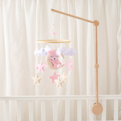 mobile pour lit bébé devant rideau