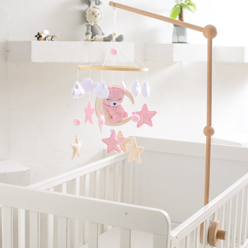 mobile pour lit bébé rose dans lit