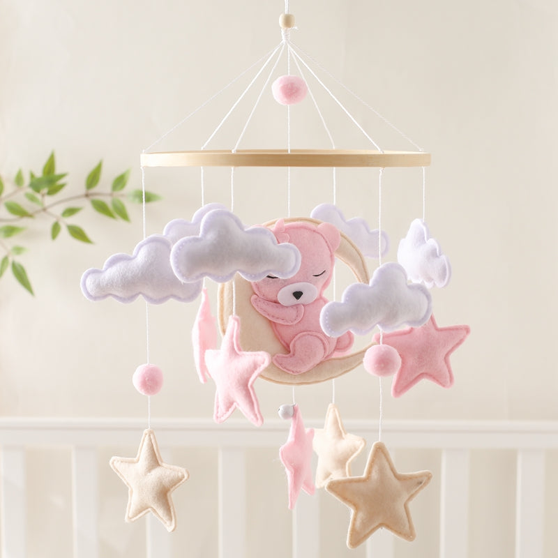 mobile pour lit bébé rose gros plan