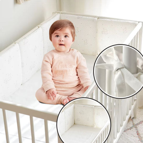 tour de lit bebe fillette assise