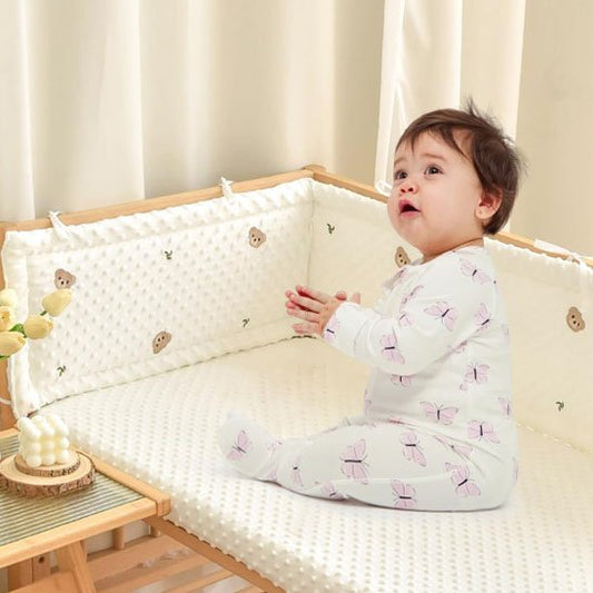 tour de lit bébé mignon