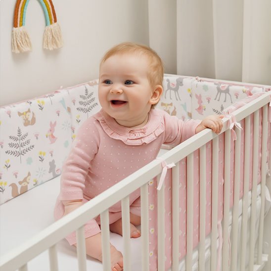 Tour de lit petite fille sourit