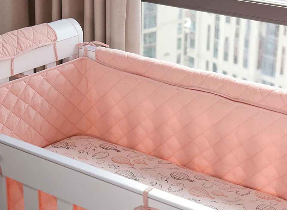 tour de lit pour bebe rose fenetre