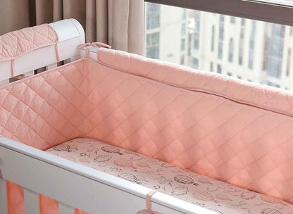 tour de lit pour bebe rose fenetre