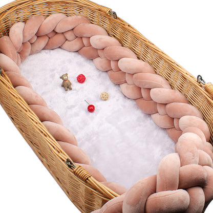 tresse de lit bébé vieux rose dans berceau diagonale