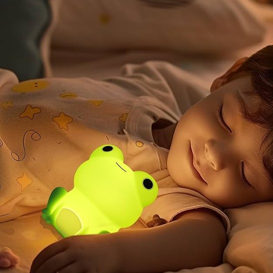 Veilleuse bébé dort avec grenouille